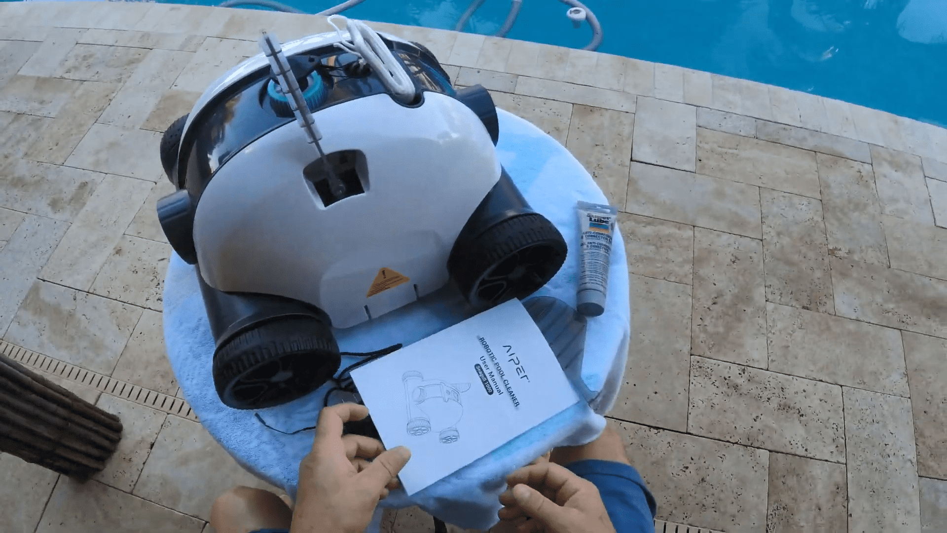 About Seagull 1000 Cordless Robotic Pool Cleaner